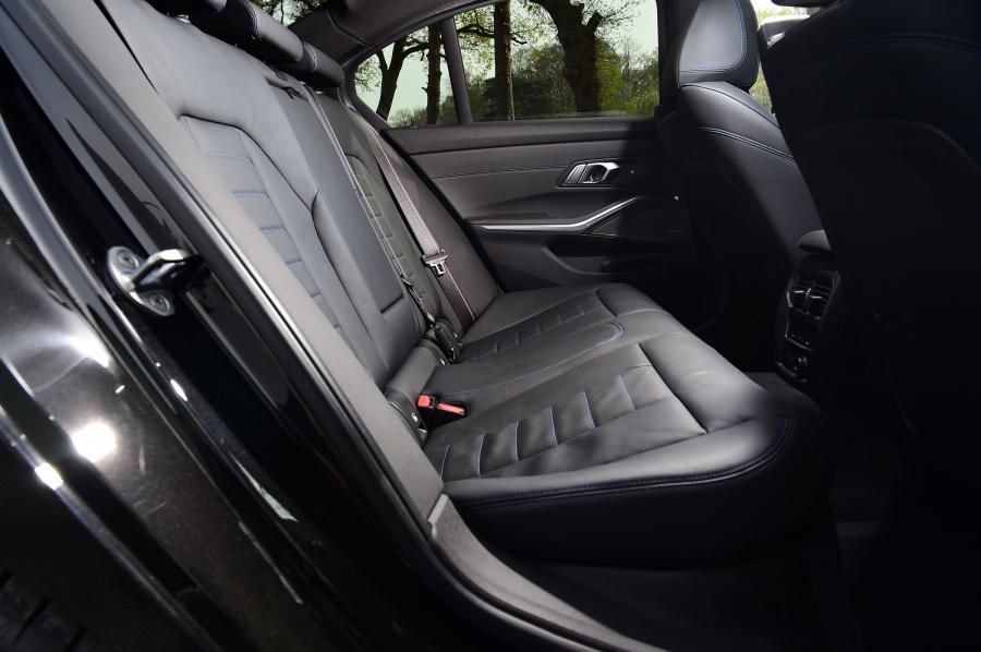 Интерьер BMW 330i M Sport (G20) 2019 года  (UK) (фото 9 из 15)